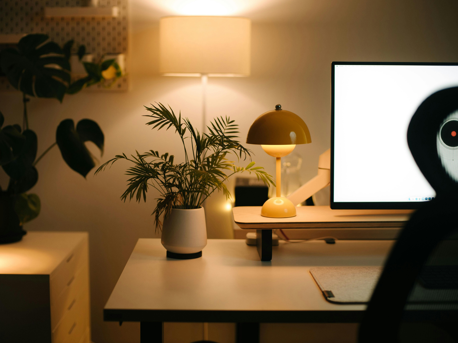 Cómo decorar tu oficina en casa con poco presupuesto (10 ideas fáciles)
